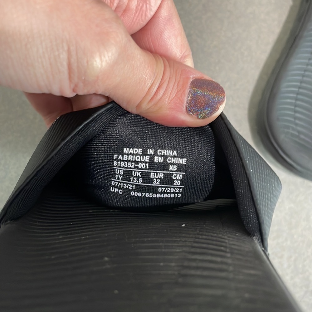Nike Black White Slides: Kids Size 1 - Picture 6 of 6